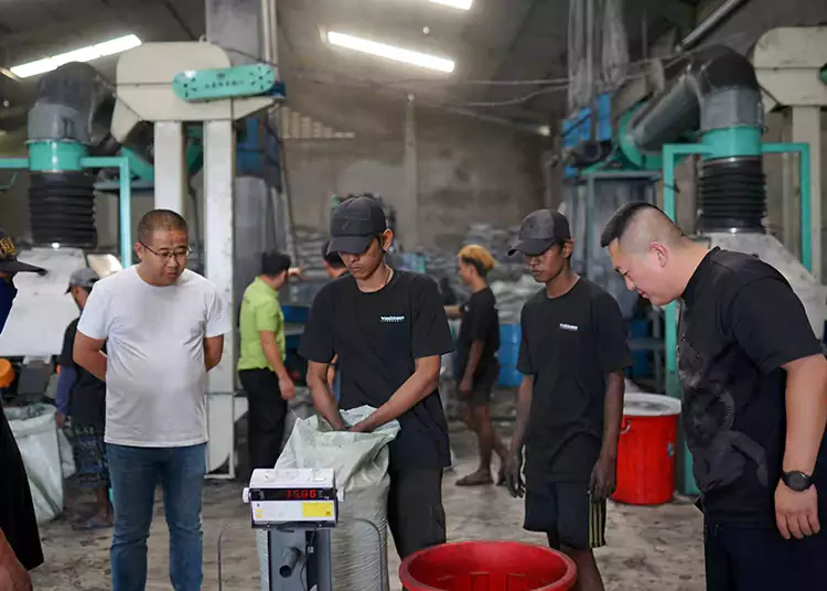 Khách hàng Indonesia tham quan nhà máy sản xuất than hoạt tính gáo dừa: Chứng kiến ​​sức mạnh sản xuất và sự hợp tác chân thành